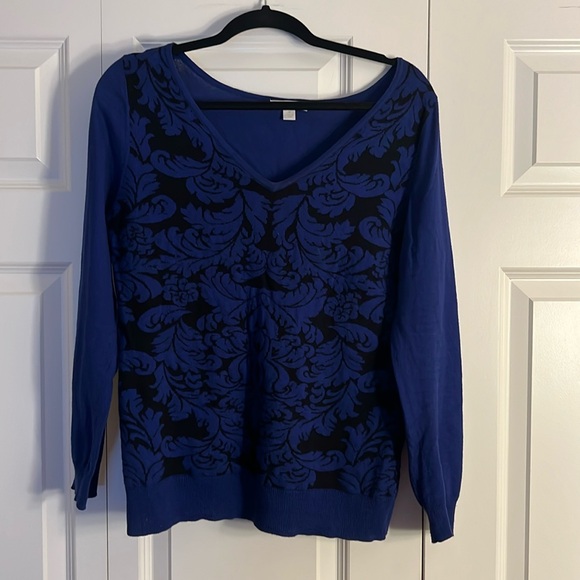 Gorgeous women's sweater. Size M. Excellent condition. Extremely flattering. - Picture 1 of 2
